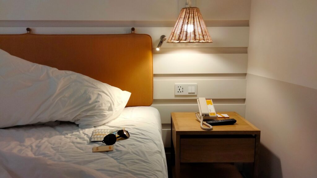 Ett hotellrum med telefon på nattduksbordet