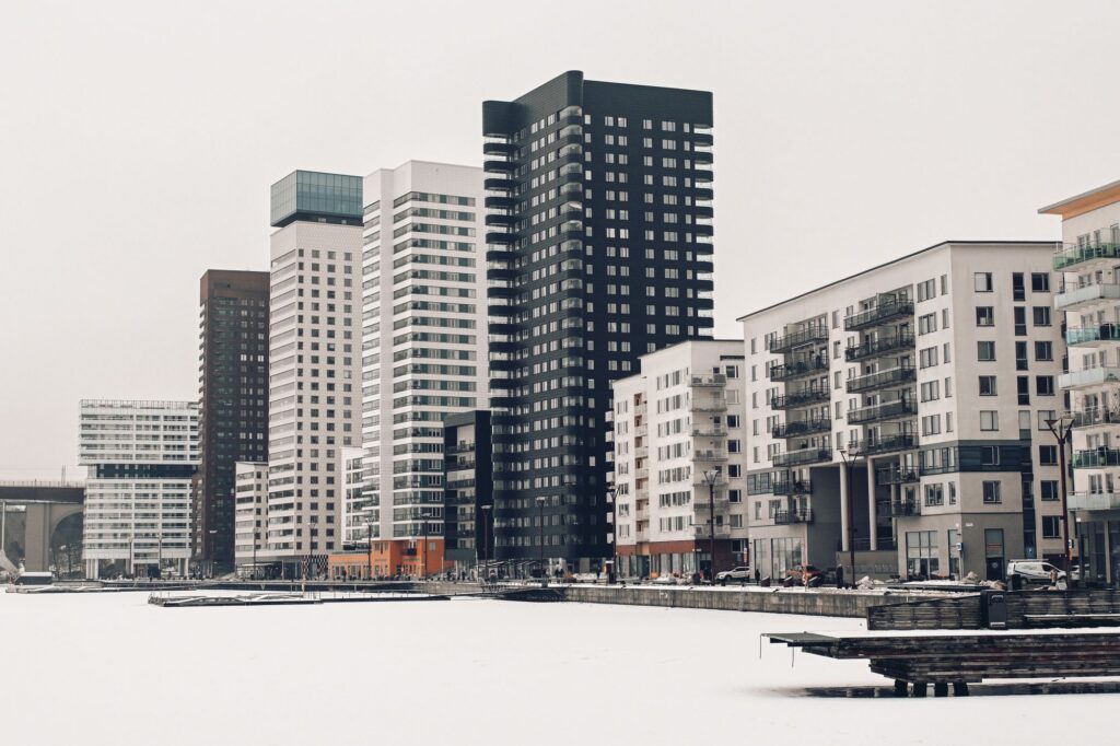 Moderna bostadshus vid vattnet i Stockholm