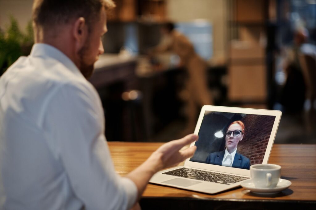 Man i ett videomöte på sin laptop