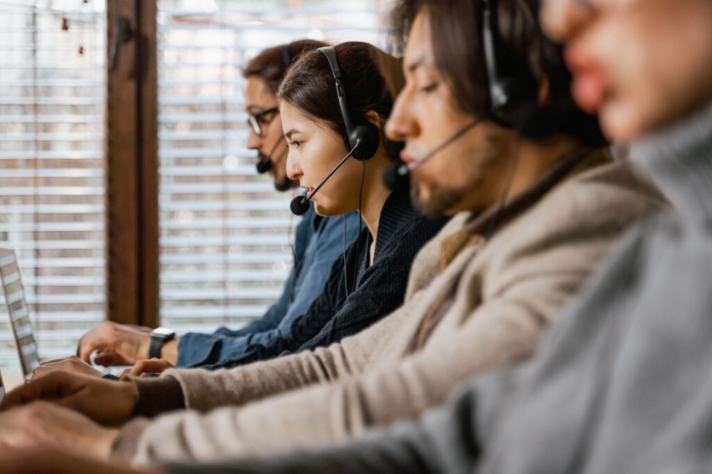 Medarbetare med headset arbetar i ett kontaktcenter