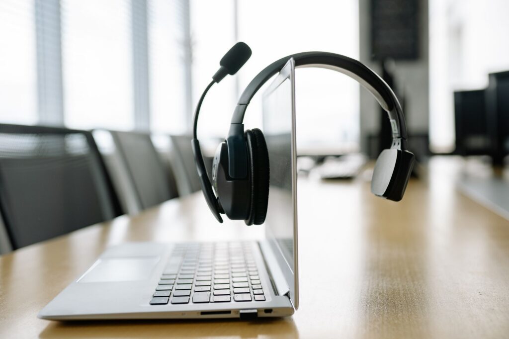 Ett headset hänger på en bärbar dator